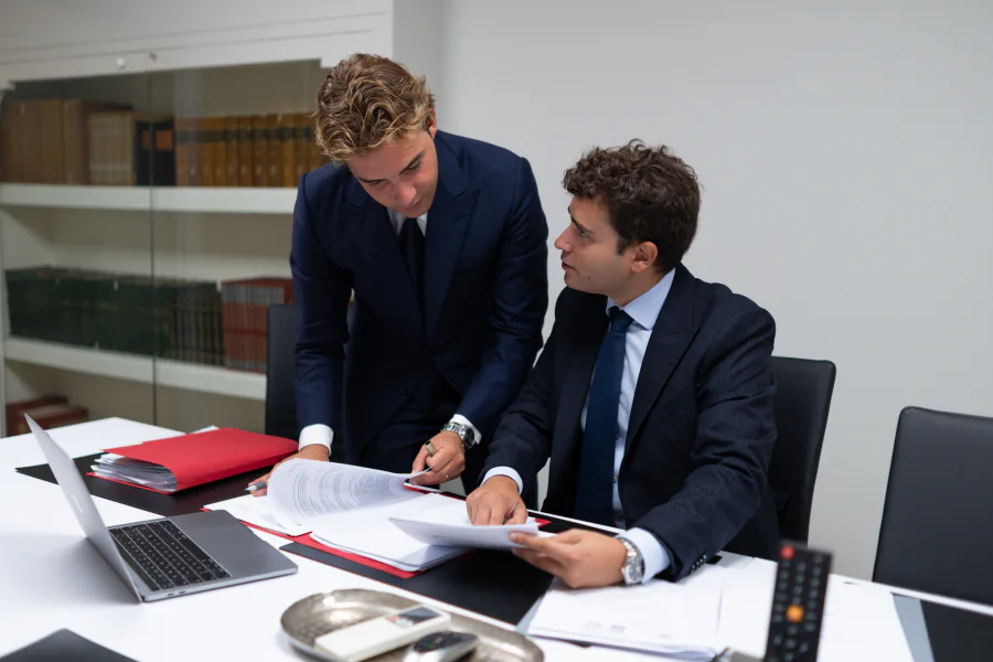 Advocats de Barnils & Díaz revisant els extractes d'una targeta revolving al despatx de Mataró