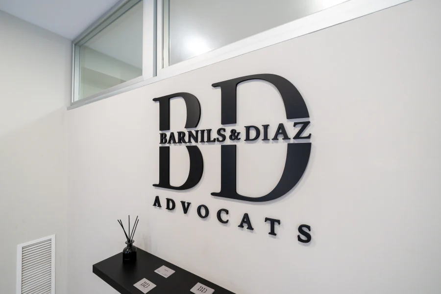 Rètol de Barnils & Díaz Advocats a la paret de la recepció del despatx